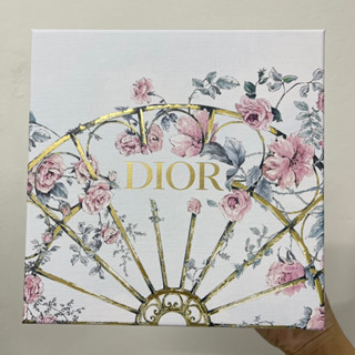 กล่องของขวัญ Dior มาพร้อม ริบบิ้น + แถมการ์ด