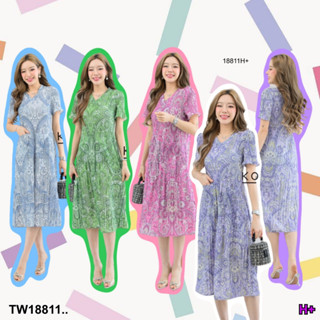 👗Pfashion [ส่งไวมาก🚛] P18811 เดรสลายไทย อัดพลีท ..