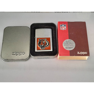 ZIPPO 200NFL BENGALS  BRUSHED CHROME  EMBLEM ATTACHED   สีเงินผิวโครเมี่ยม ติดพิณนูนจากโรงงาน    ผลิตปี2007  ของใหม่