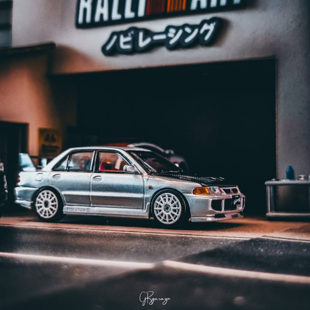 MITSUBISHI LANCER EVOLUTION III Silver with Carbon Bonnet 1:64 (INNO64)