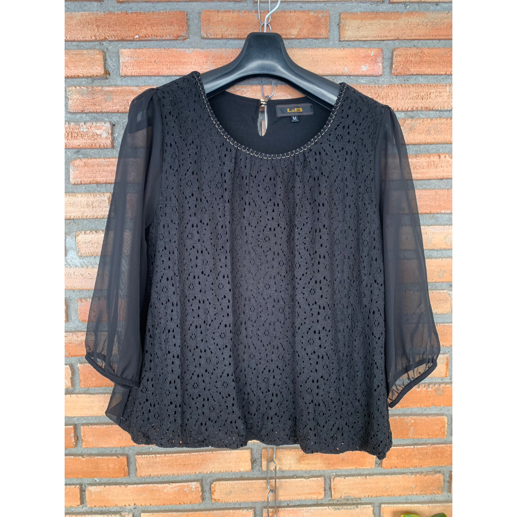 เสื้อชีฟองคอกลม แต่งลูกไม้ด้านหน้า คอแต่งลาย เอวจั๊ม L&B Size M อก 36" เอว 36" ยาว 23" ไหล่ 13.5"