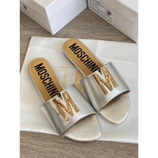 **C**รองเท้าแตะหนังแท้ Moschino ตัวM เป็น Copper มี Size 35-40 มาพร้อมแพ็กเกจ ของแท้