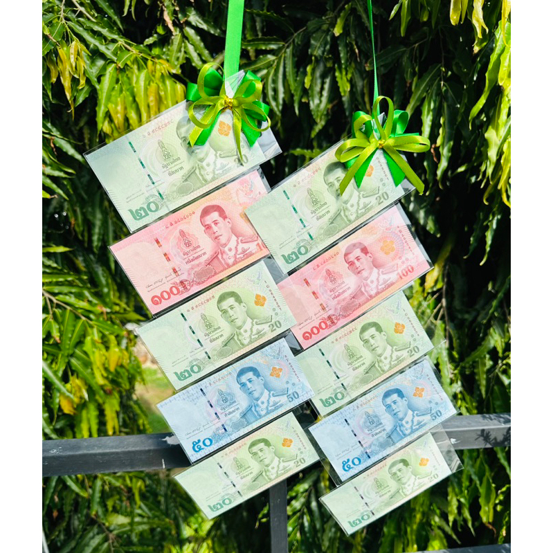 พวงมาลัยติดธนบัตรรับปริญญา