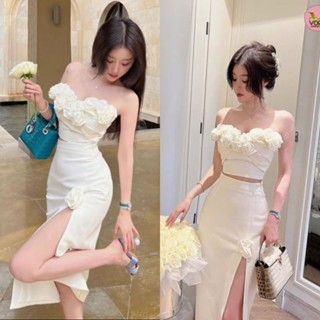 เซท 2 ชิ้นเสื้อครอปสายเดี่ยวแต่งดอก 3D มาพร้อมกระโปรงยาวทรงสสยผ่ากหน้าบุซับอย่างดี