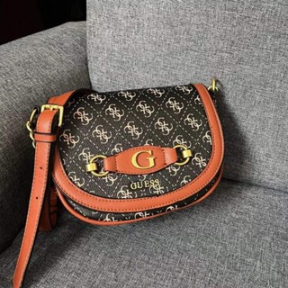 กระเป๋าสะพายข้าง guess ทรงครึ่งวงกลมลายซิกเนเจอร์ น่ารัก
