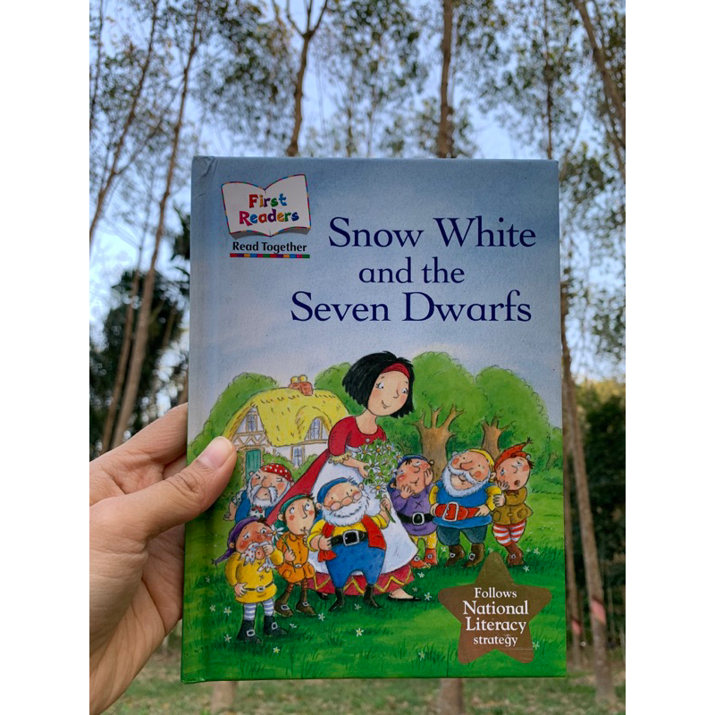 หนังสือภาษาอังกฤษ Snow White and the seven Dwarfs.