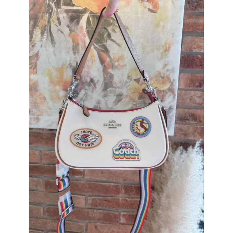 👜🔥NEW Coach Teri Shoulder Bag With Patches(CJ604)🌈🌈กระเป๋าคอสบอดี้ได้ค่ะ /สะพายไหล่ได้ มี 2สาย สีขาวสวยด้านหน้าเก๋มาก
