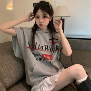 พร้อมส่ง เสื้อฮู้ดทรงไหล่ตกแขนกุดสีเทาลายสลาฟ ดีเทลมีงานสกรีนลายด้านหน้า มีฟองน้ำเสริมไหล่ และมีกระเป๋าเก็บมือด้านหน้า