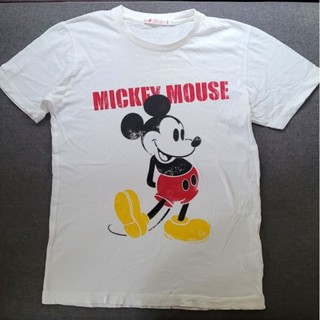 (Used) Uniqlo Disney เสื้อยืดสีขาว สกรีนลาย mickey mouseด้านหน้า ซื้อมาตัวเล็กไป ซักเก็บ อย่างเดียว สภาพดีมาก