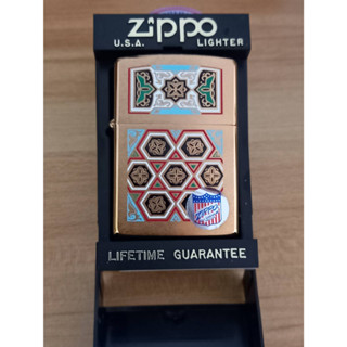 ZIPPO 354G   REG GOLD  TOLEDO   สีทองผิวทองเหลือง  ลาย2ด้านหน้าหลัง  ผลิตปี1991  ของใหม่ไม่ผ่านการใช้งาน  มาพร้อมกล่อง