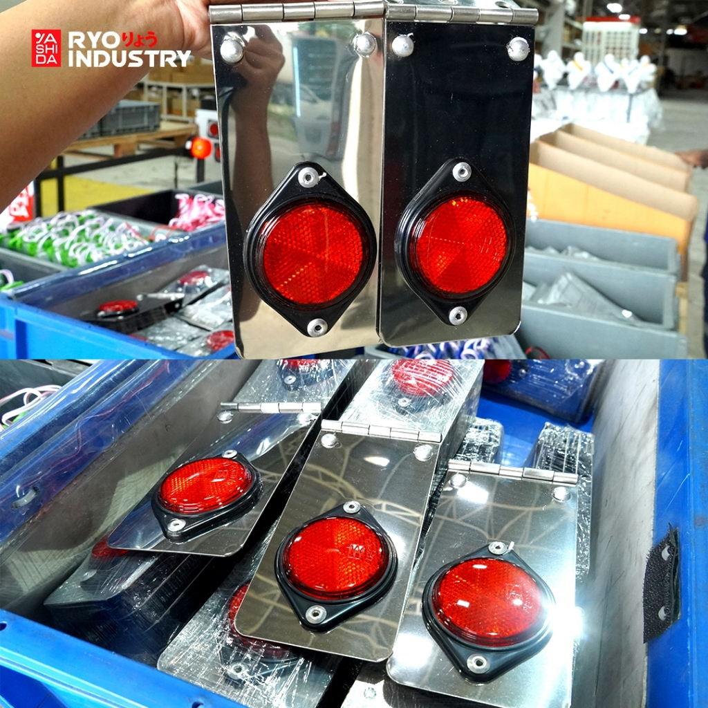 1 ชิ้น.ทับทิมสะท้อนแสงติดท้ายรถ ทับทิมสะท้อนแสงแป้นสแตนเลสแบรนด์ cap มีบานพับ