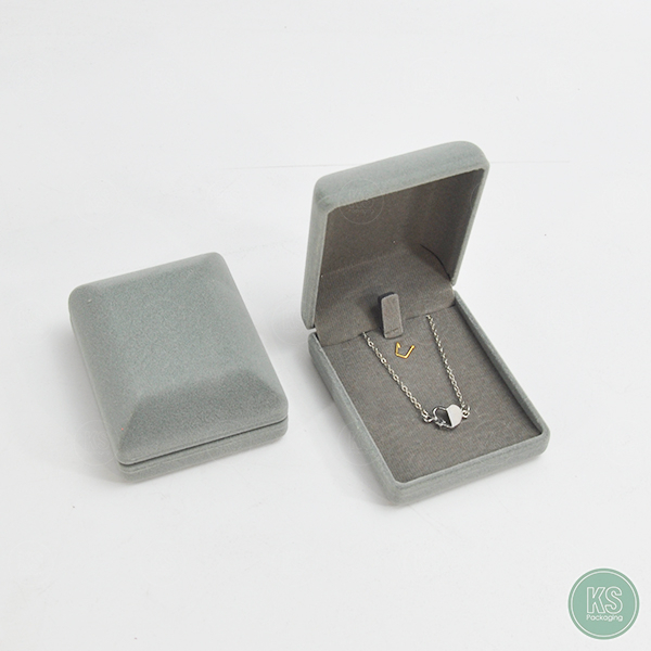 กล่องกำมะหยี่ใส่เครื่องประดับ สร้อย ต่างหู แหวน จี้ ขนาด  6x7x3 cm สีเทา ราคาส่ง เพิ่มมูลค่าสินค้า มอบให้ในวันสำคัญ