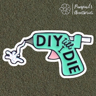 🇹🇭 พร้อมส่ง : เข็มกลัดลายปืนกาวสีเขียวมิ้นท์ “DIY TILL I DIE” | “DIY TILL I DIE” Green Mint Glue Gun Enamel Brooch Pin.