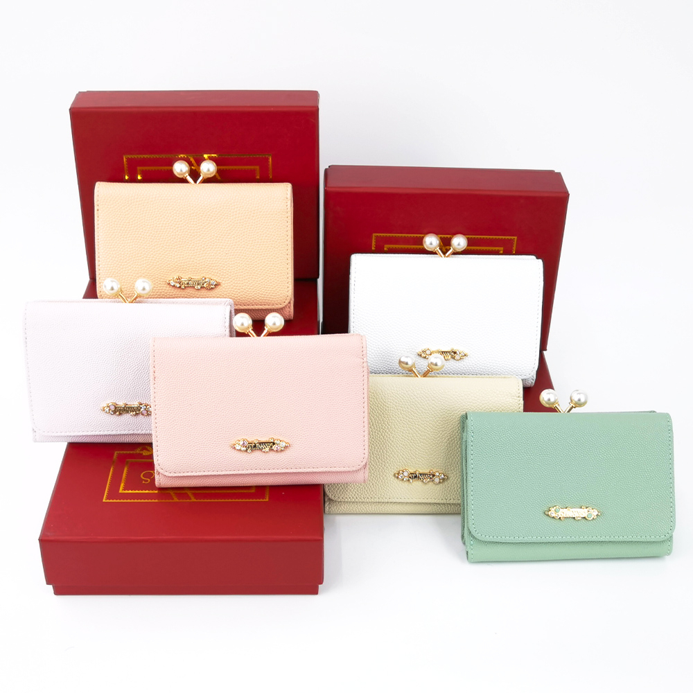 ST.JAMES กระเป๋าสตางค์หนังแท้/กระเป๋าสตางค์ใบสั้น แบบ 3 พับ ปิ๊กแป๊กประดับไข่มุก รุ่น PLUM (มี 6 สี)