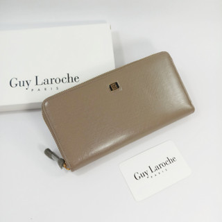 Guy Laroche กระเป๋าสตางค์ผู้หญิงใบยาว ซิปรอบ สีโอวัลติน หนังลาย ผิวเงา อะไหล่สีทอง ของแท้100%