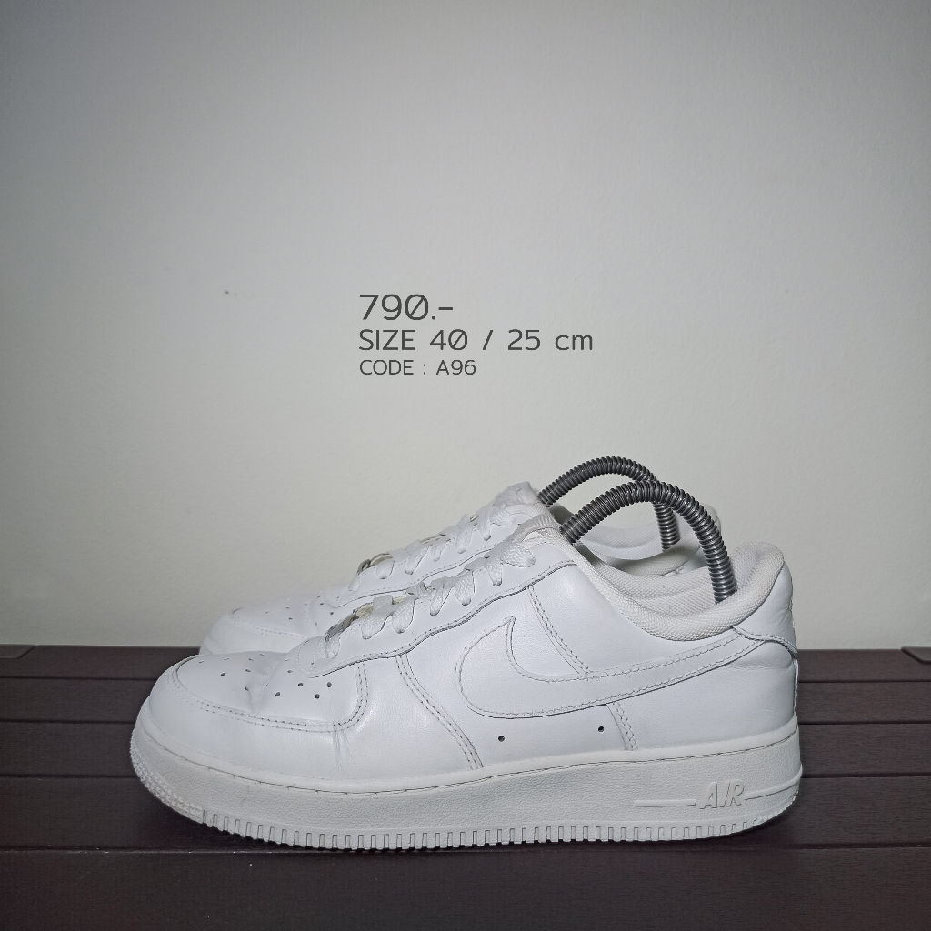 Nike Air Force 1 Triple White 40 / 25 cm AF1 สีขาว มือสองของแท้100% (A96)