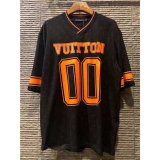 LOUIS VUITTON MONOGRAM SPORTY V-NECK T-SHIRT เสื้อเบสบอล คอวี แบรนด์หลุยส์วิตตอง ตัวหนังสือโลโก้ 00