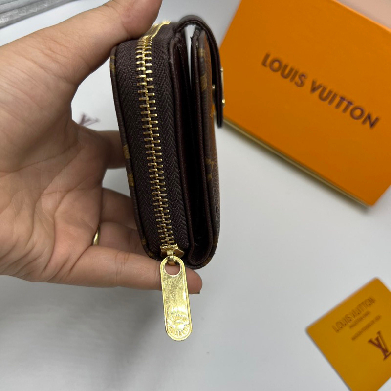 กระเป๋าสตางค์ รุ่น2in1 มีช่องใส่บัตรมีช่องใส่แบงค์ได้ไม่ต้องพับมีช่องซิปใช้งานเหมาะสำหรับคุณผู้หญิงใส่ได้ครบมีอุปกรณ์ให้