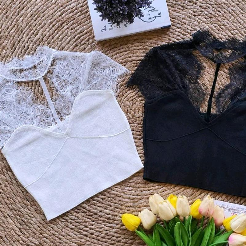 เสื้อเกาะอกแต่งแขนสั้น ดีเทลลูกไม้ช่วงคอ แขน ขนาดฟรีไซส์ มี 2 สีให้เลือก