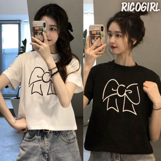 【RicoGirl】 *พร้อมส่ง*  เสื้อคอกลมแขนสั้น สกรีนลายรูปโบว์ #3126 เสื้อ เสื้อครอป เสื้อยืด Y2K เสื้อผู้หญิง เสื้อแฟชั่น