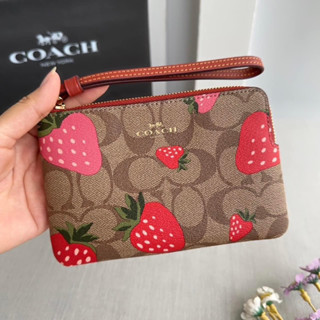 🍓🍓คล้องมือCoach ลายสตอเบอรี่ คอลเลคชั่นนี้น่ารักไม่ไหวค่ะ ไซส์ S1zip หายากนะคะ🍓🍓