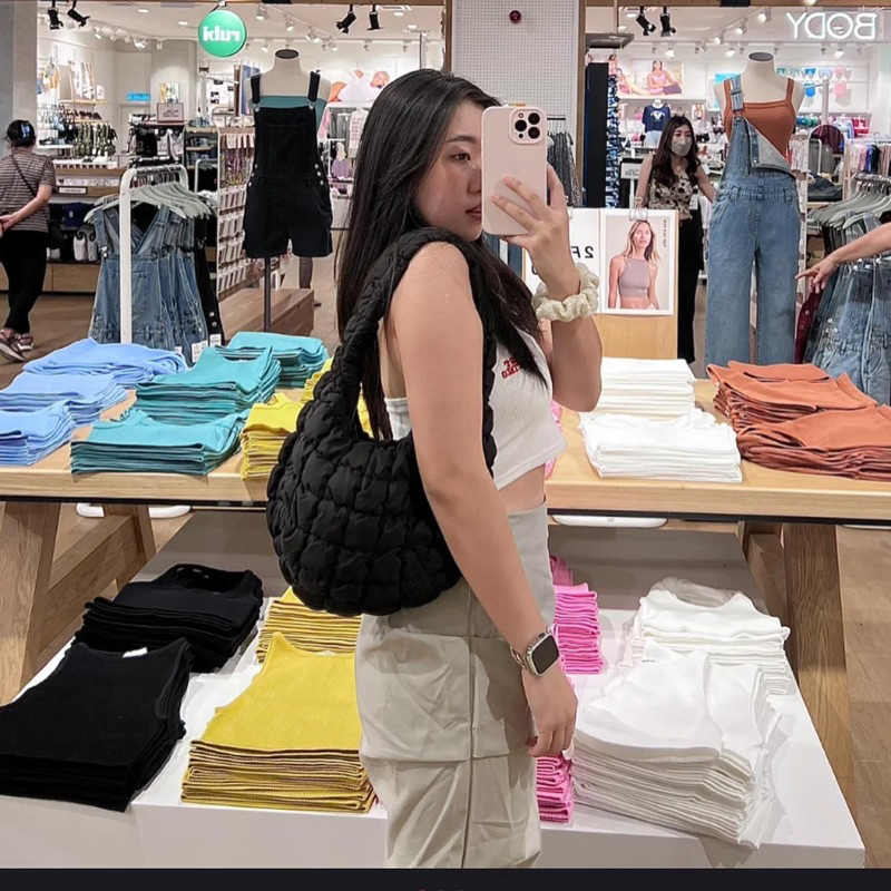 พร้อมส่ง แท้ 💯% New COS quilted mini bag สีดำ