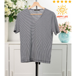 เสื้อมือสอง COMME CA MEN  เสื้อคอวีแขนสั้น ผ้าคอตตอนยืดได้  ผ้าใส่สบาย ลายทาง สีเทาดำ ไซ้ส์S สินค้าสภาพดี สไลด์รูปดูขนาด