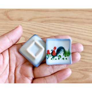 จานเซรามิคจิ๋ว ลายไก่ทรงเหลี่ยม ขนาด 3x3 cm. (ราคา : ชิ้น)