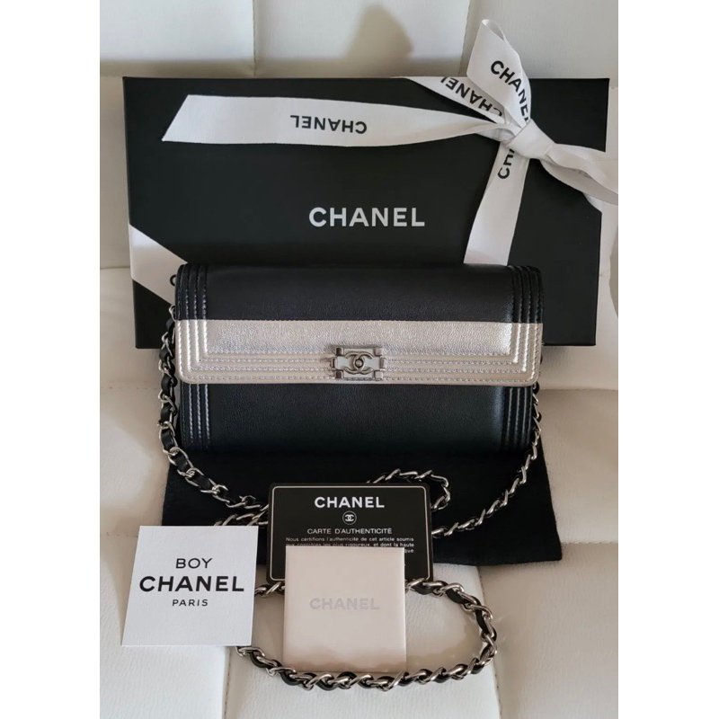 กระเป๋าสตางค์ Chanel Boy Flap long wallet with chain