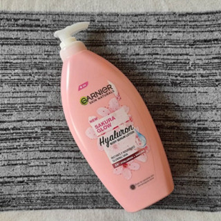 การ์นิเย่ ซากุระ โกลว์ ไฮยาลูรอน บอดี้ เซรั่ม โลชั่น Garnier Sakura Glow Hyaluron Body Serum Lotion 400ml.