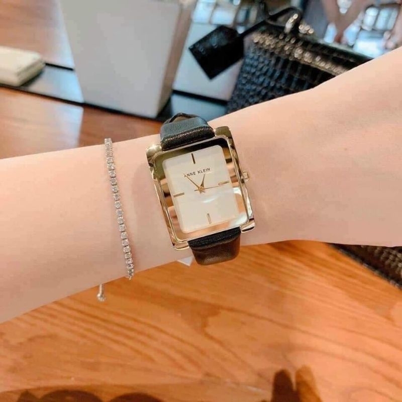 • นาฬิกาข้อมือ ANNE KLEIN  สายหนัง