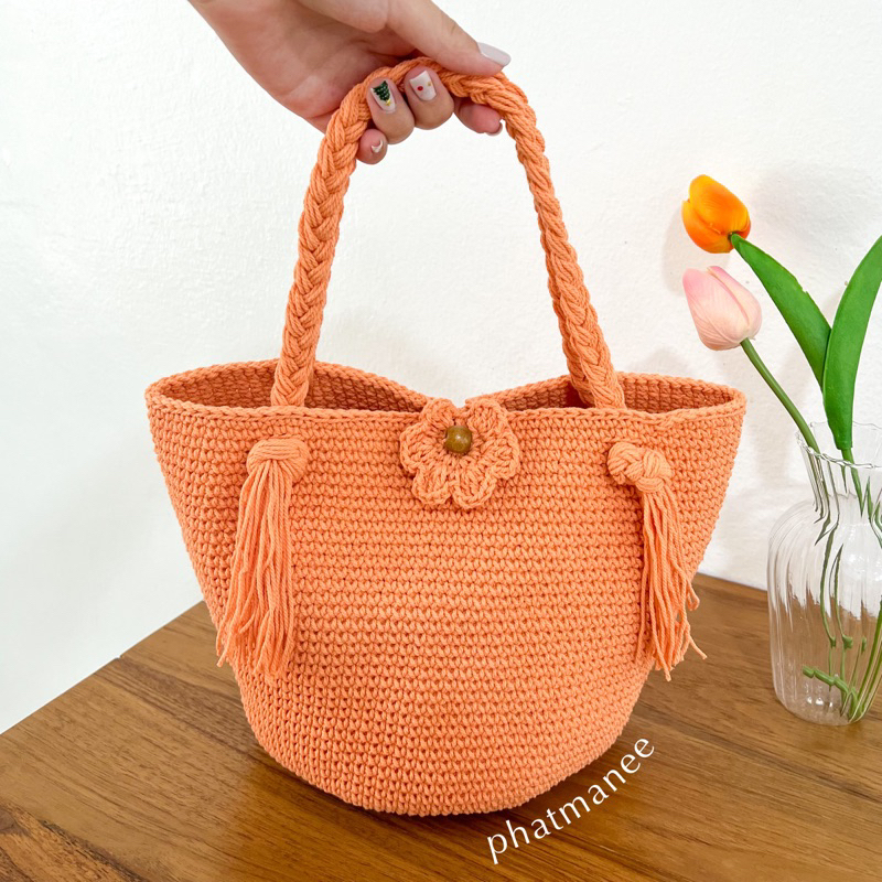pmncrochet : กระเป๋าถักแบบถือ(ก้นกลม) กระดุมดอกไม้ สายเปีย/สายกลม เรียบๆสไตล์มินิมอล