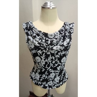 เสื้อคอถ่วงหน้าและหลัง แบรนด์แท้ Cache size M อก 34-36" สภาพ99%เหมือนใหม่