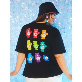 เสื้อยืดดำหมีครบสี ลายแคร์แบร์ พลัสไซต์ (สินค้างานลิขสิทธิ์แท้100% X Care Bears ครบรอบ 40 ปี) สไตล์Y2K การ์ตูนยุค90