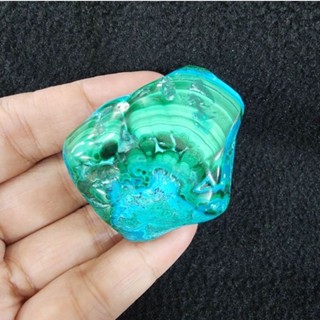 หินก้อนมาลาไคต์ในคริสโซโคลลา(Malachite in Chrysocolla)ยาว 4.7 ซม.กว้าง 4.4 ซม.หนา 2.9 ซม.น้ำหนัก 85.2 g. 