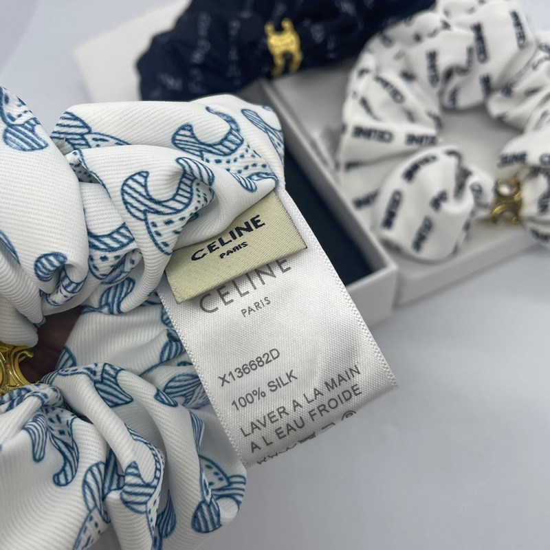 ผ้ารัดผม ลิซ่า CL SCRUNCHY RAYURE BRACELET  รัดแขนแบบลิซ่า เก๋ไปอีกแบบ ผ้าสกรีนลายโลโก้ ผ้าเนื้อนุ่ม ไหมอย่างดี
