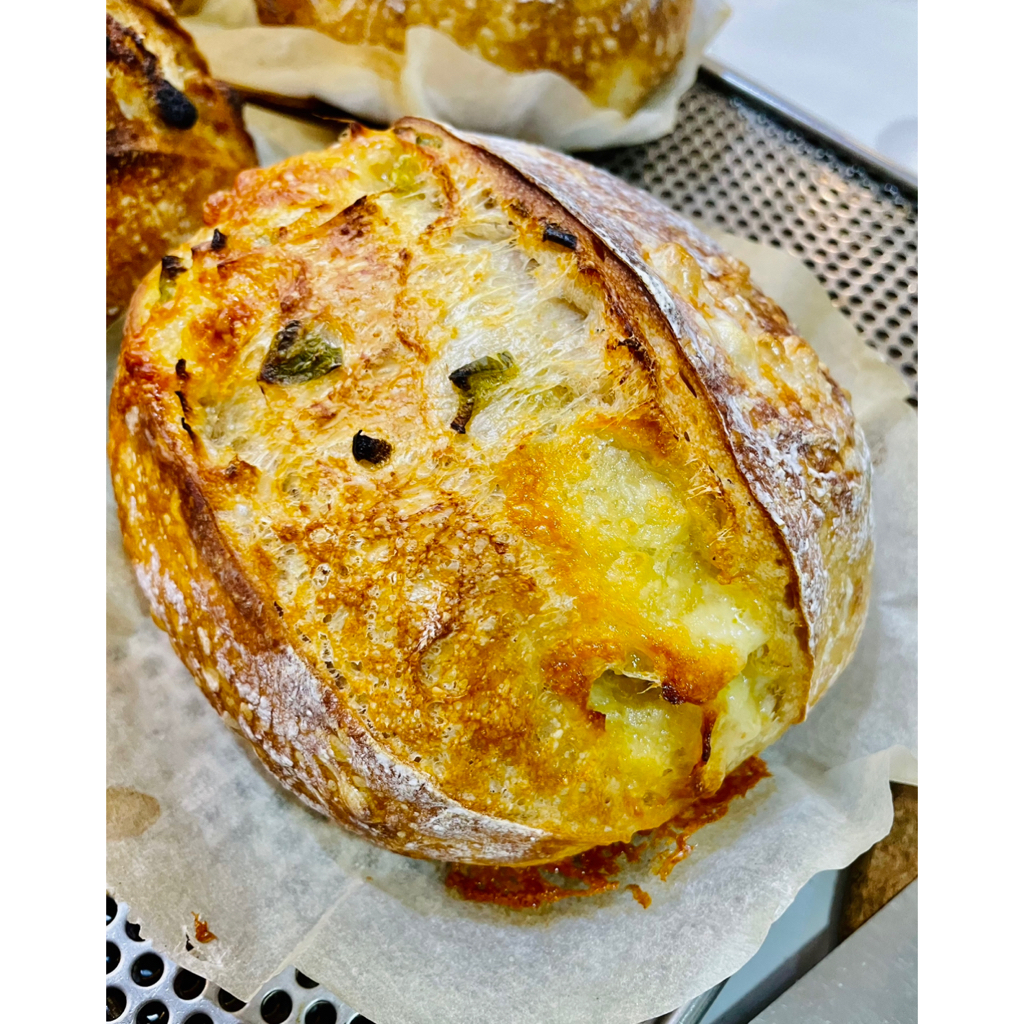 เชดาร์ชีสแท้และพริกแม็กซิกัน ซาวโดวจ์ (Real cheddar cheese and Jalapeño Sourdough )