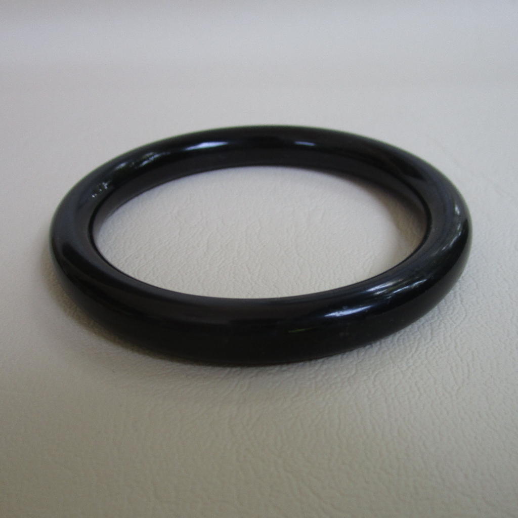 กำไลหยกพม่า Nephrite เส้นกลมทรงโดนัท ขนาดวงใน 63.1mm กว้าง 9.6mmสีดำสวยงามสวมใส่ได้ทุกเพศ