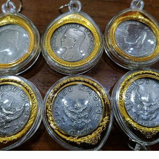 เหรียญบาท ปี2517 ด้านหลังรูปพระครุฑใส่กรอบเหรียญใสมีห่วงแขวนสำเร็จรูปราคาต่อเหรียญ
