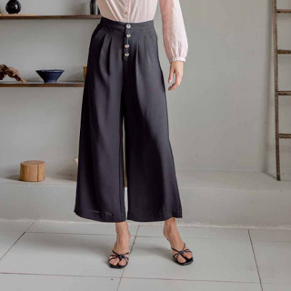 Hilde Pants - BK กางเกงขายาวบานกระดุมหน้า ดำ  Brand Calla Creativ