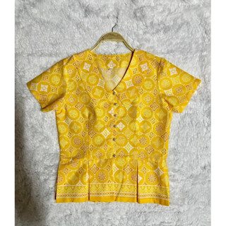 เสื้อคอบัวสีเหลืองลายดอกรักเนื้อผ้า cotton พิมพ์ลายอย่างดี แต่งดีเทลคอบัว กระดุมมุก สวมใส่สบายไม่อัดกาวไม่ซับในผ้าไม่บาง