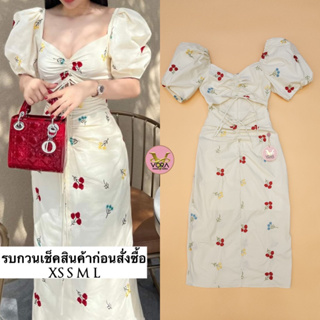 Dress ตัวยาว แขนพองสม็อคช่วงไหล่ แต่งจับจีบรูดเชือกผูกโบว์ด้าน​หน้า แต่งเว้าช่วงเอวด้านหน้าแต่งจับจีบย่นผูกโบว์ เนื้อผ้า