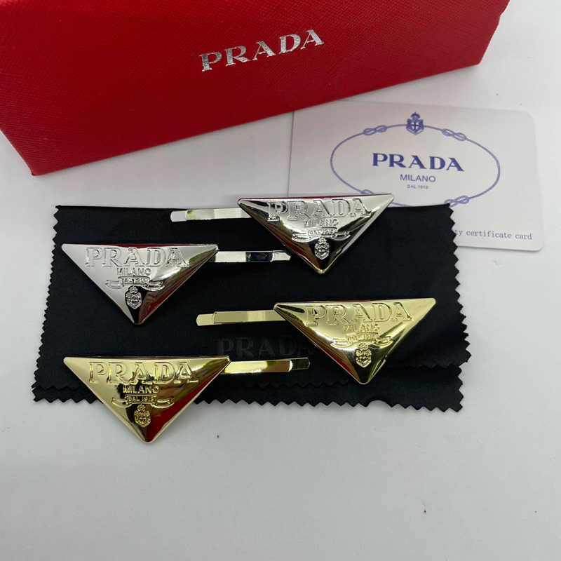 พร้อมส่ง Prada Metal Hair Clip ปราด้า กิ๊บอีกรุ่น โลหะ ปั๊มโลโก้ ถ่ายจากสินค้าจริง งานสวย อะไหล่ไม่ลอก