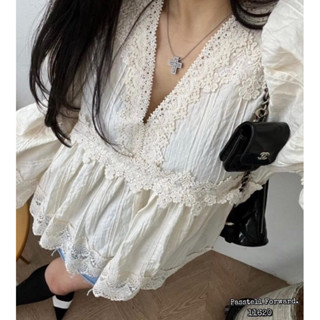 🇰🇷New🇰🇷  Korea laced blouse เสื้อลูกไม้คอวีสีครีม ดีเทลแต่งลูกไม้ชายระบาย ลูกไม้สวยหรูมากค่า