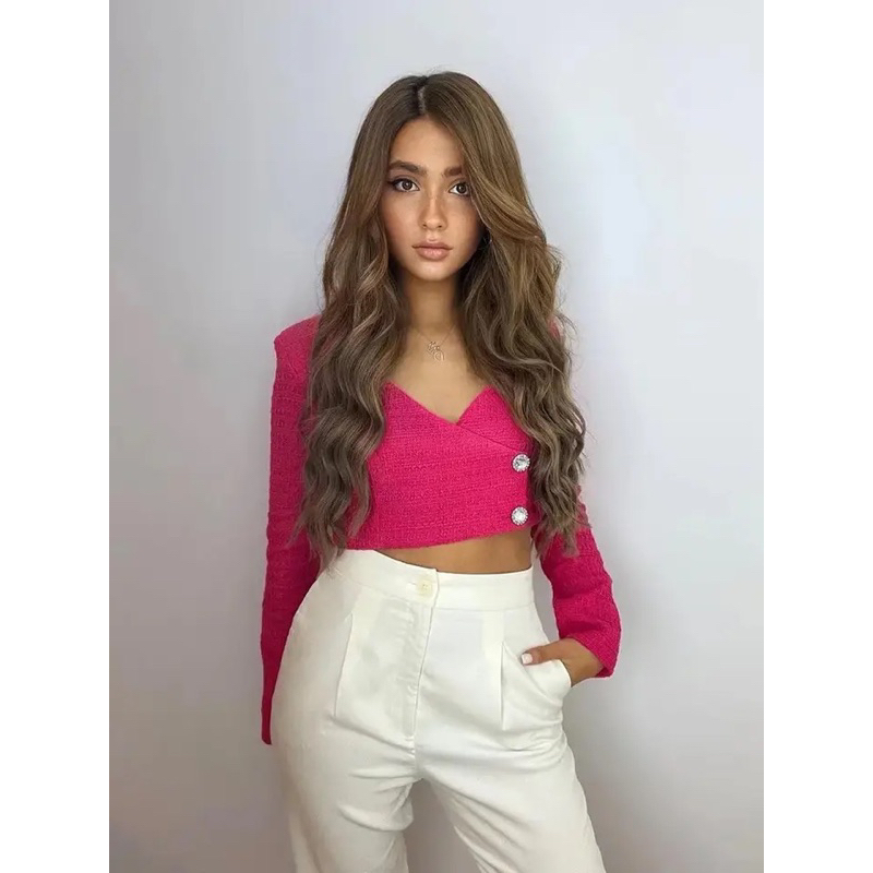 เสื้อแจ็คเก็ตครอปผ้าทวิตสีชมพูอ่อนเอวลอยติดกระดุมประดับดอกกุหลาบสีขาว งานป้ายห้อยWynn