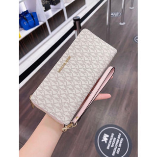 MK กระเป๋าสตางค์ใบยาว Michael Kors Jet Set Travel Monogram Zip Around Travel Wallet Wristlet สีขาวขอบชมพู