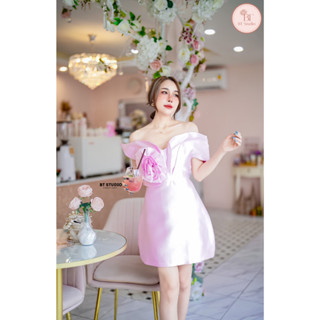 BT studio 02-00181 เดรสสั้นปาดไหล่ งานสีชมพูเนื้อผ้ามีความมันเงา