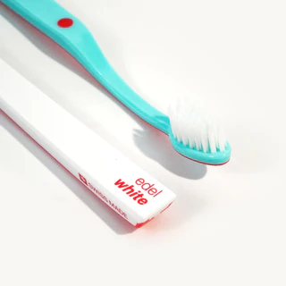 แปรงสีฟันสำหรับคนทั่วไป EDELWHITE UltraSoft Flosserbrush