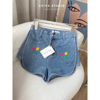 Aviva studio 💙🌷 ยีนส์ขาสั้นแต่งกระเป๋าหลอกรูปหัวใจปักดอกทิวลิป