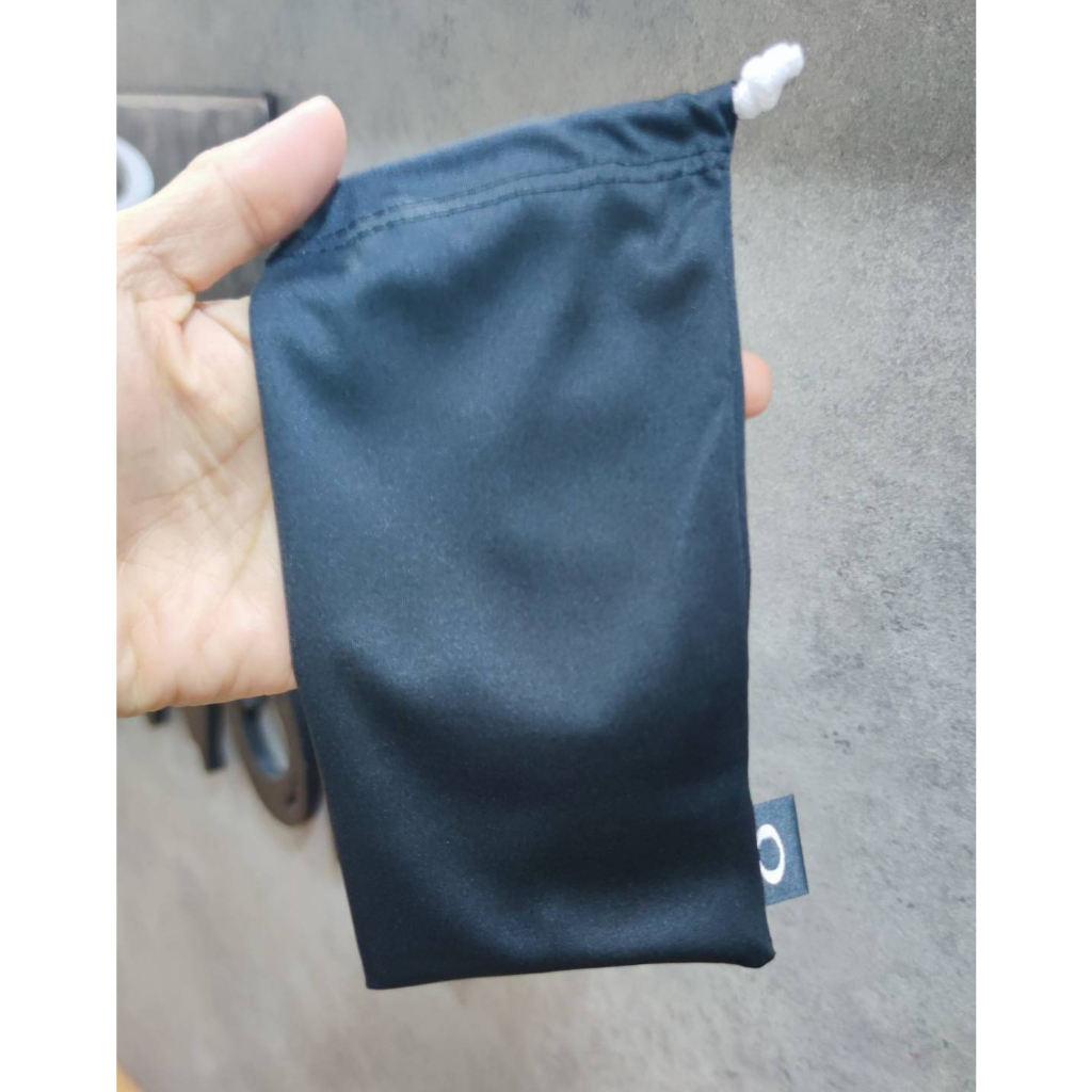 ถุงใส่แว่นผ้าเช็ดเลนส์ Microbag_Oakley